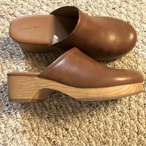 Universal Thread clogs size 8